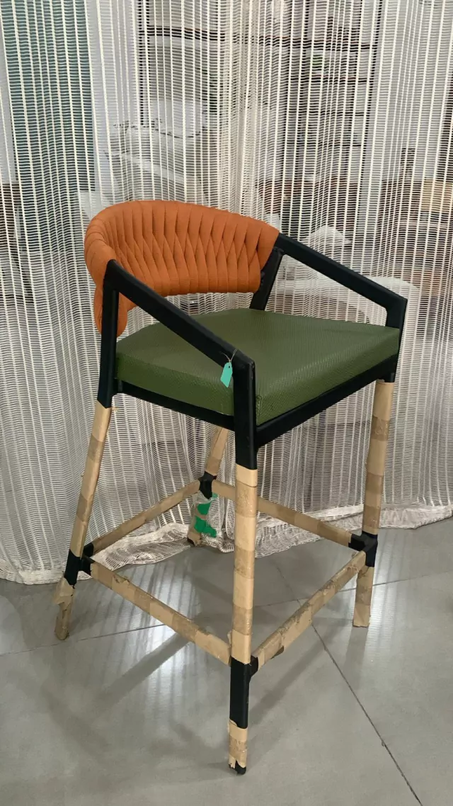 Banqueta alta em tricô Náutico terracota acento D28 tecido Acqua Block verde militar, alumínio preto.