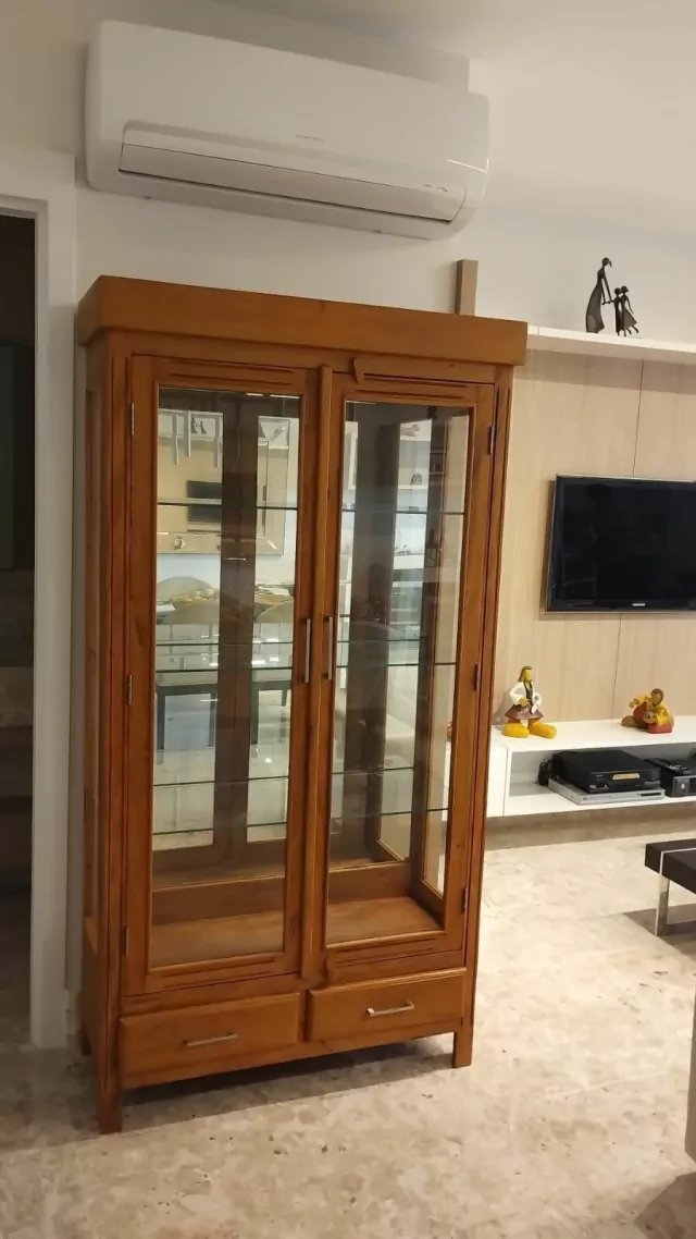 Cristaleira modelo inglês com prateleiras de vidro e fundo espelhado gaveta inferior pés retos modernos.