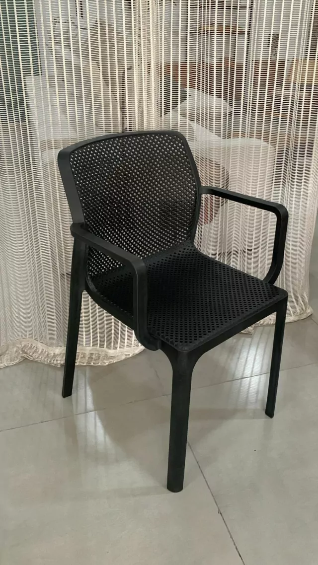 Cadeira anatômica em polipropileno puro com braço. Empilhável.