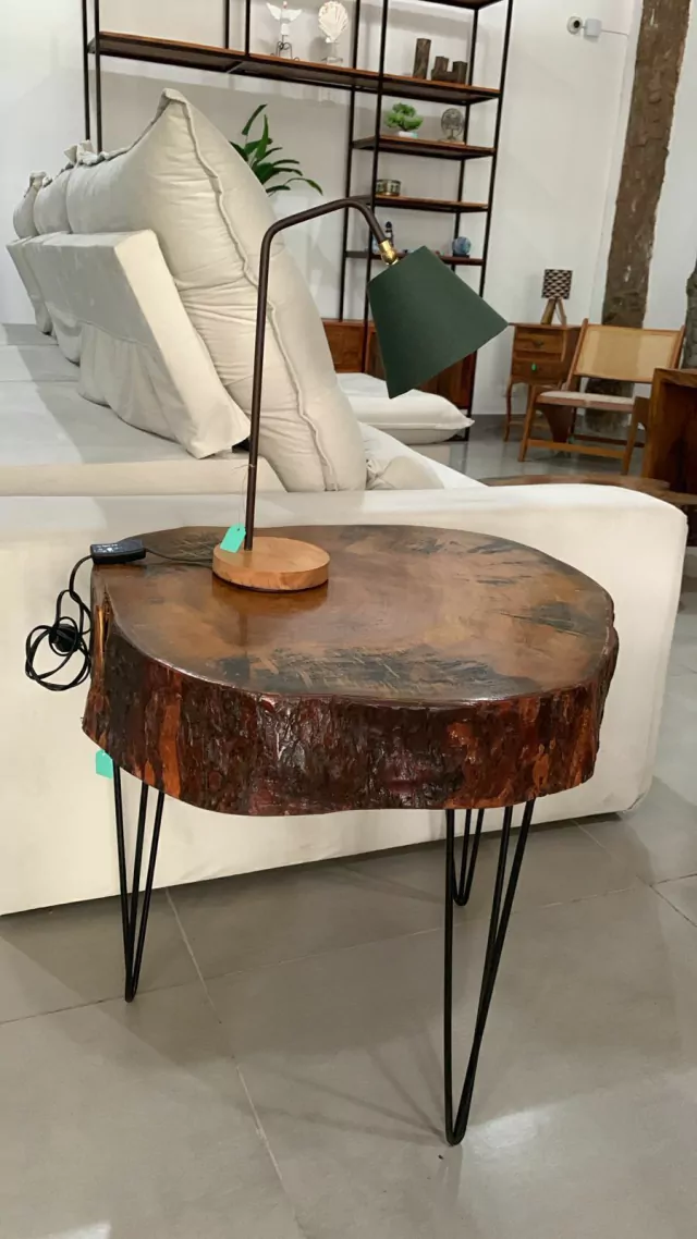 Mesa de canto bolacha de madeira Faveiro diâmetro 0,70x0,57 com pés de ferro de três partes. Altura 0,60.