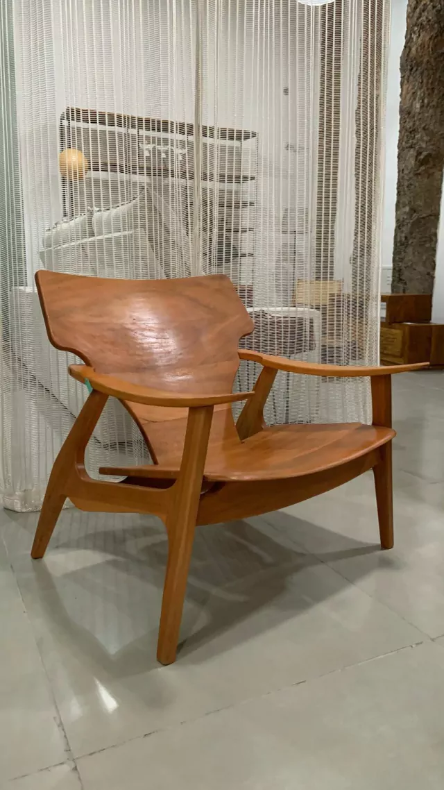 Poltrona diz releitura em madeira de jequitibá