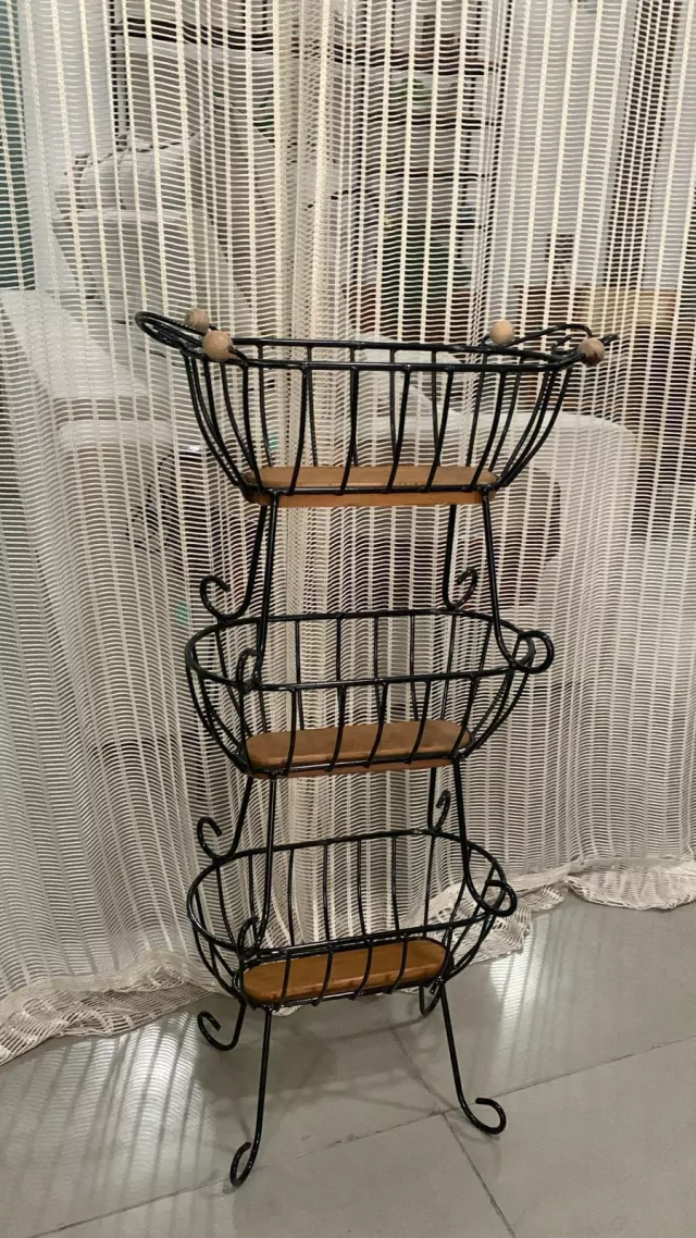 Fruteira retangular tamanho P de madeira e ferro, modelo industrial.