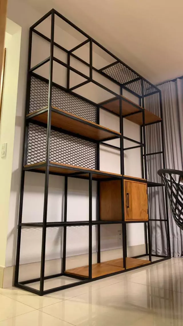 Estante em peroba rosa maquinada sem tinta. Estilo industrial com grade em losango .