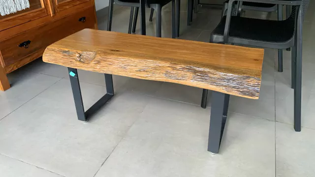 Banco de madeira orgânica Pequia. Frente orgânica.