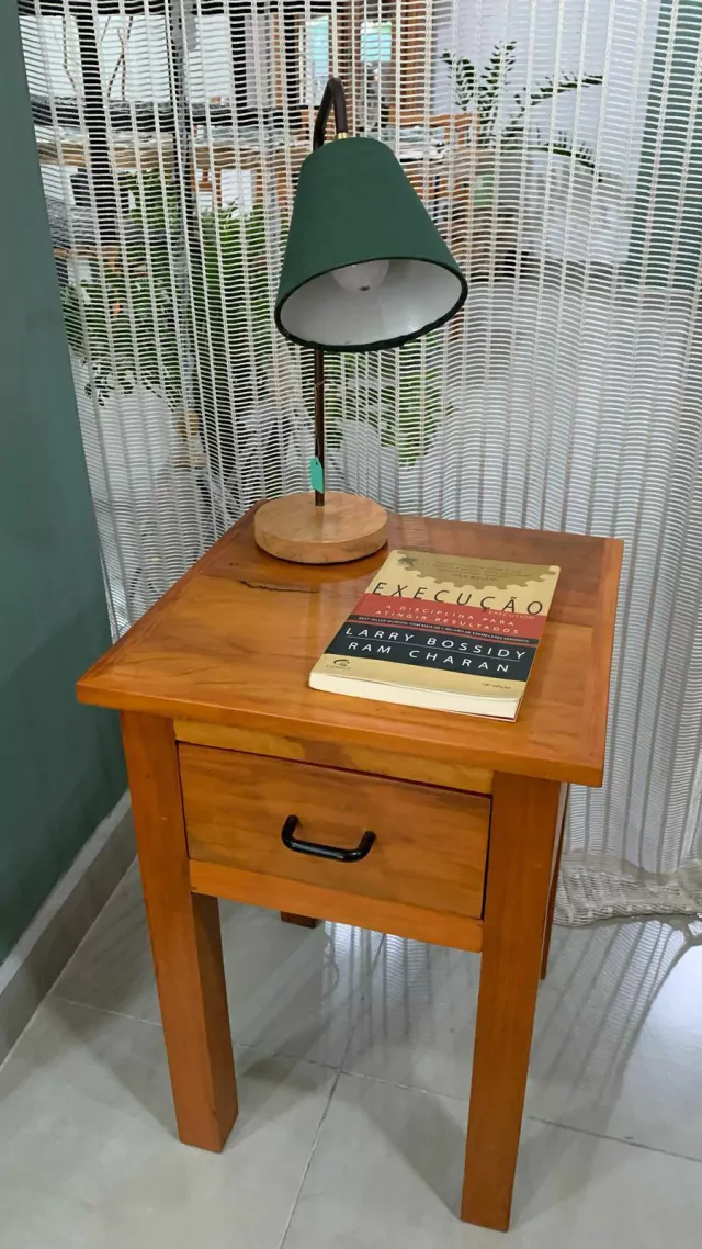 Mesa de cabeceira em peroba rosa maquinada, com uma gaveta