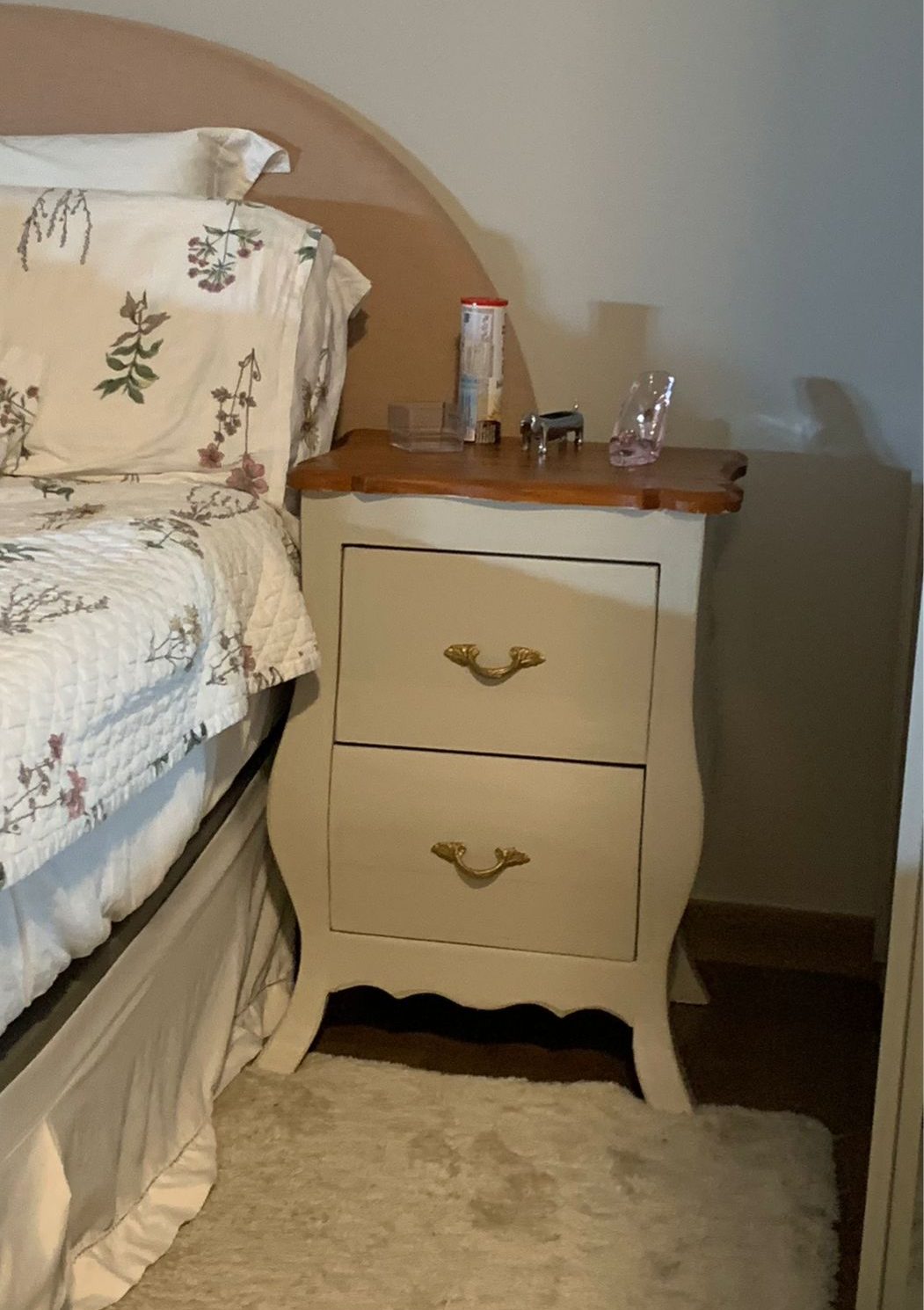 Mesa de cabeceira em madeira e mdf estilo luiz XV Bombe