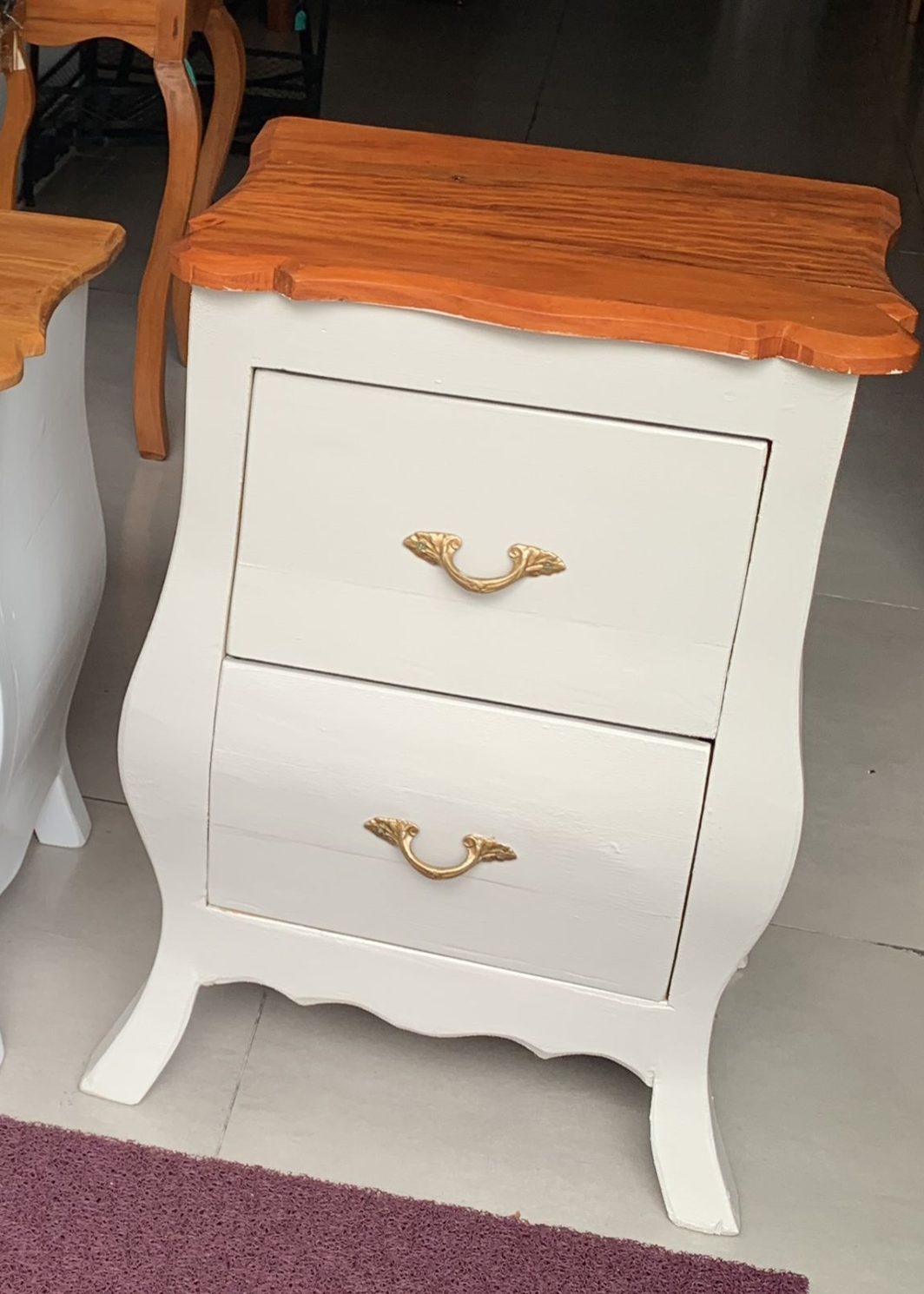 Mesa de cabeceira em madeira e mdf estilo luiz XV Bombe